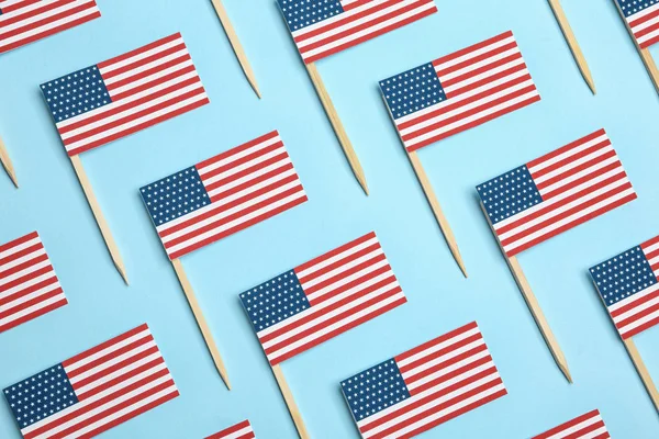 Επίπεδη θέσει σύνθεση των ΗΠΑ σημαίες στο φόντο χρώμα. Ευτυχισμένη ημέρα ανεξαρτησίας — Φωτογραφία Αρχείου