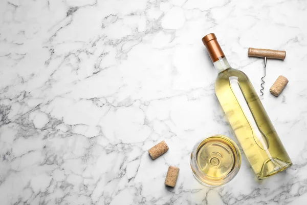 Glas och flaska med vitt vin på marmor bakgrund, Flat Lay. Utrymme för text — Stockfoto