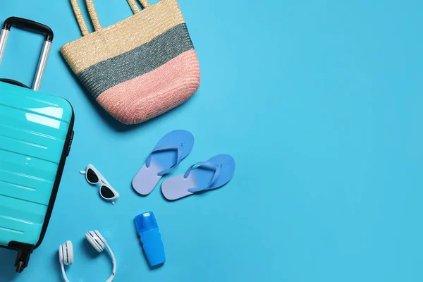 Composizione flat lay con valigia e accessori su sfondo a colori, spazio per il testo. Vacanze estive — Foto Stock