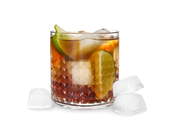 Glas Cocktail mit Cola, Eis und geschnittener Limette auf weißem Hintergrund lizenzfreie Stockbilder