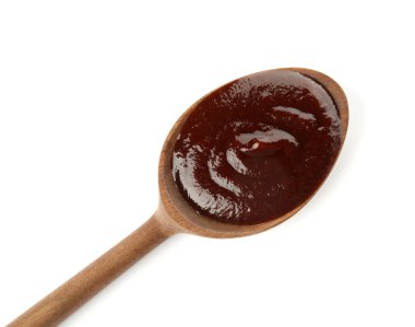 Beyaz arka plan üzerinde sıcak barbekü soslu Kaşık