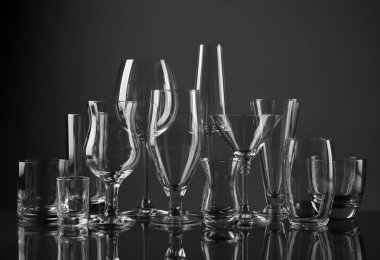 Koyu arka planda farklı içecekler için boş bardaklar