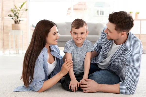 Una pareja feliz con su hijo pasando tiempo juntos en casa. Fin de semana familiar — Foto de Stock