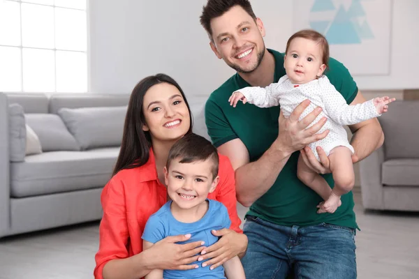 Portret van gelukkige ouders en hun schattige kinderen thuis. Family time — Stockfoto