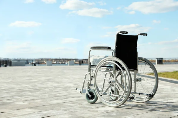 阳光明媚的户外空轮椅。文本空间 — 图库照片