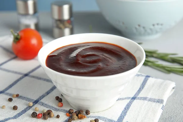 Bowl with tasty barbecue sauce on table — Stock Photo, Image