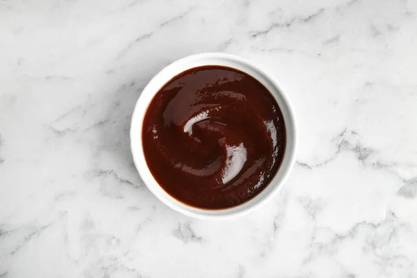 Sauce barbecue dans un bol sur fond de marbre, vue sur le dessus — Photo