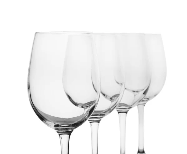 Пустые прозрачные бокалы вина на белом фоне — стоковое фото