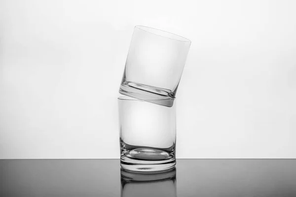 Pilha de copos de uísque vazios no fundo branco — Fotografia de Stock