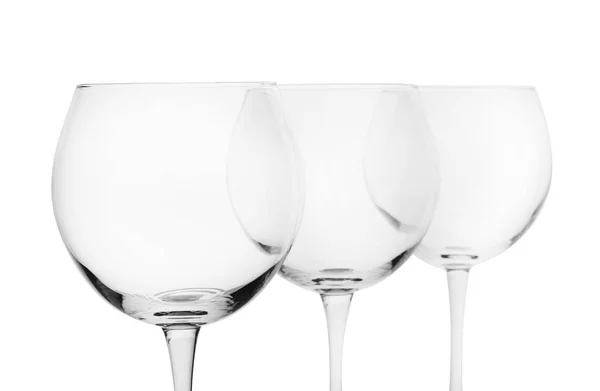 Leere klare Weingläser auf weißem Hintergrund — Stockfoto