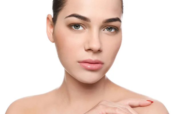 Porträtt av ung kvinna med vackert ansikte och naturlig makeup på vit bakgrund, närbild — Stockfoto