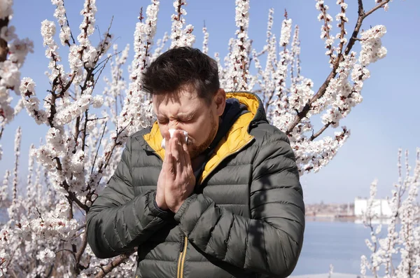 Człowiek cierpiący na alergię sezonową na zewnątrz w słoneczny dzień — Zdjęcie stockowe