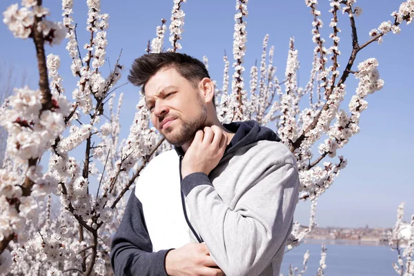 Hombre que sufre de alergia estacional al aire libre en un día soleado — Foto de Stock