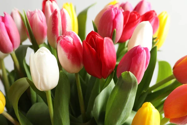 Hermoso ramo de flores de tulipán brillantes sobre fondo claro, primer plano —  Fotos de Stock