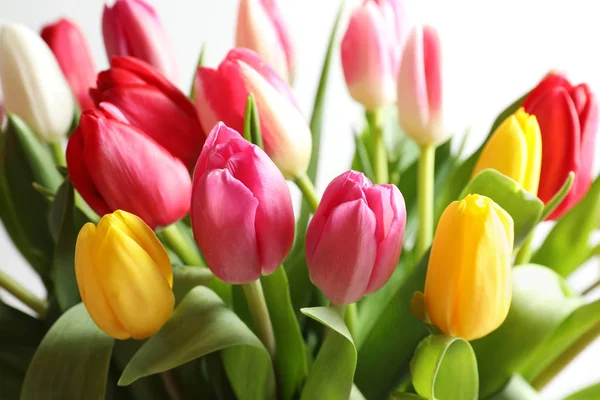 Belo buquê de flores de tulipa brilhante no fundo claro, close-up — Fotografia de Stock