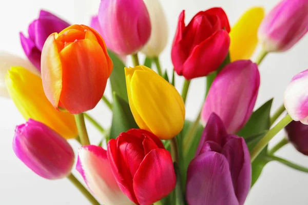 Ramo de hermosas flores de primavera sobre fondo claro — Foto de Stock