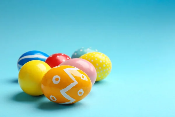 Renkli arka plan üzerine Boyalı Paskalya yumurtaları, metin için alan — Stok fotoğraf