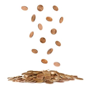 Birçok beyaz arka plan üzerinde kazık içine düşen sikke. Finansal kavram