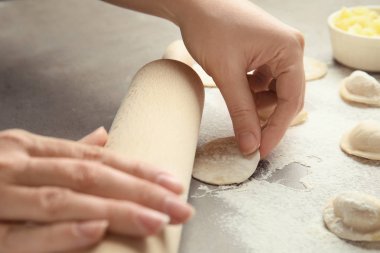 Rolling pin pişirme lezzetli köfte masada, çekim ile kadın