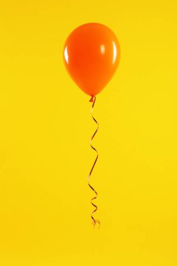 Renkli arka planda parlak balon. Kutlama zamanı