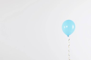 Açık arka planda parlak balon, metin için alan. Kutlama zamanı