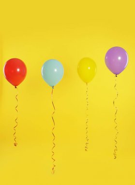 Renkli arka planda parlak balonlar. Kutlama zamanı