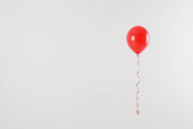 Açık arka planda parlak balon, metin için alan. Kutlama zamanı
