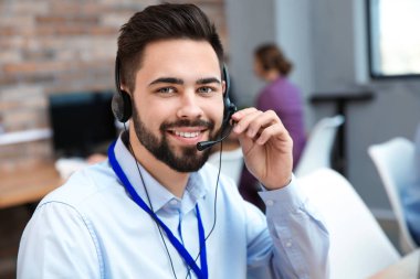 Ofiste kulaklıkla çalışan teknik destek operatörü