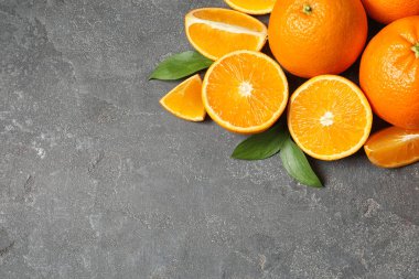 Gri arka plan üzerinde taze portakal ile düz yatıyordu kompozisyon. Metin için yer