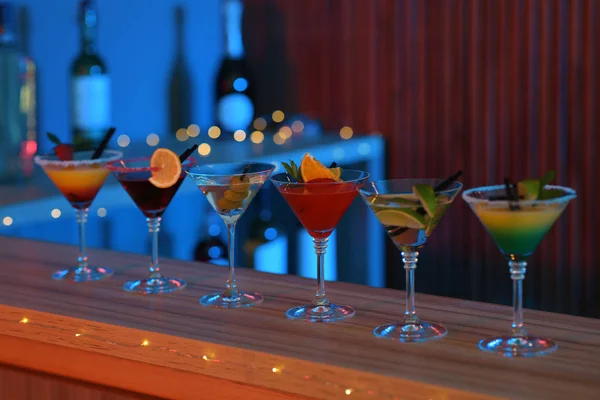 Diversi cocktail martini sul tavolo nel bar — Foto Stock