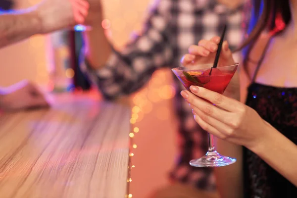 Młoda kobieta z kieliszkiem koktajlu martini w barze, zbliżenie. Miejsce na tekst — Zdjęcie stockowe