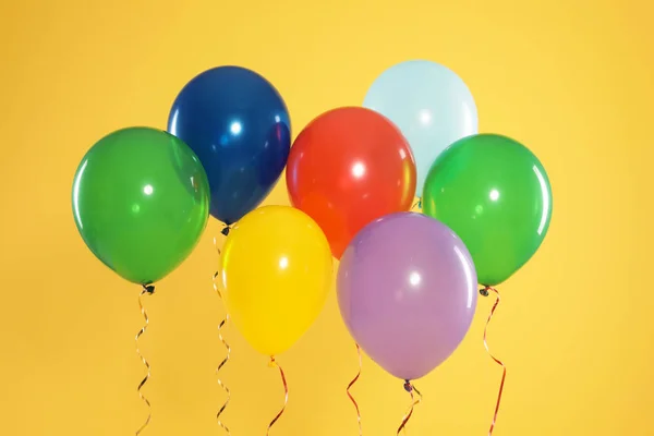 Ballons lumineux sur fond de couleur. Temps de célébration — Photo