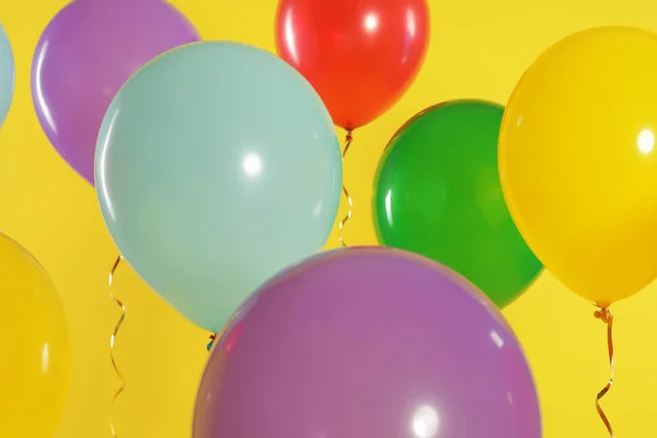 Balões brilhantes no fundo da cor. Tempo de celebração — Fotografia de Stock