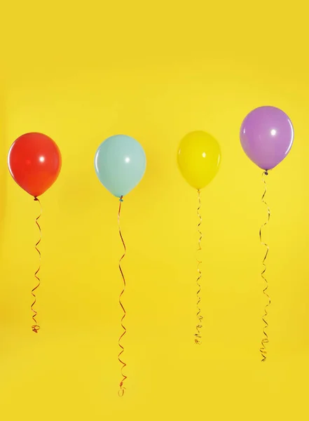 Palloncini luminosi su sfondo a colori. Tempo di celebrazione — Foto Stock