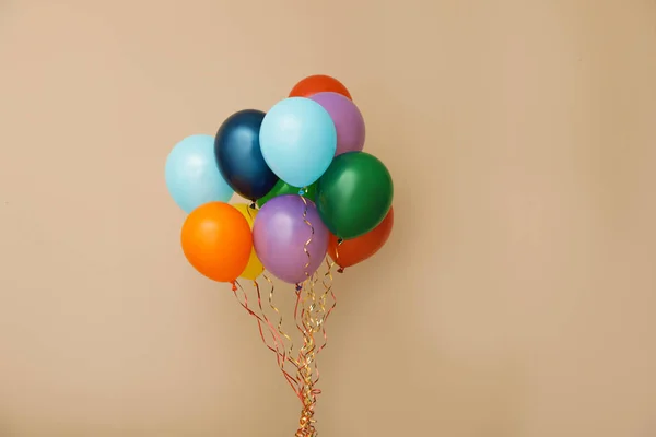 O grămadă de baloane luminoase pe fundal de culoare, spațiu pentru text. Timp de sarbatoare — Fotografie, imagine de stoc