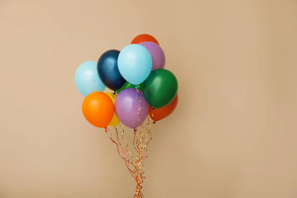 Bande de ballons lumineux sur fond de couleur, espace pour le texte. Temps de célébration — Photo