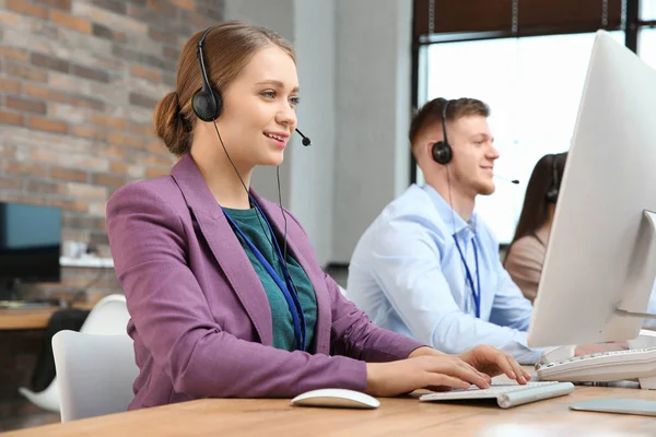 Technische Unterstützung für Mitarbeiter, die in modernen Büros arbeiten — Stockfoto