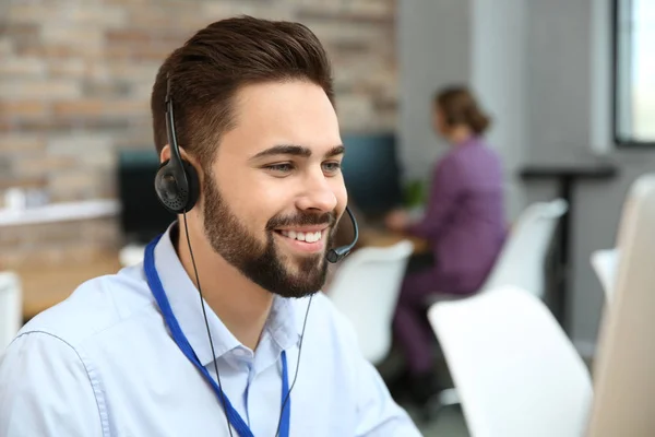Technischer Support-Mitarbeiter arbeitet mit Headset im Büro — Stockfoto