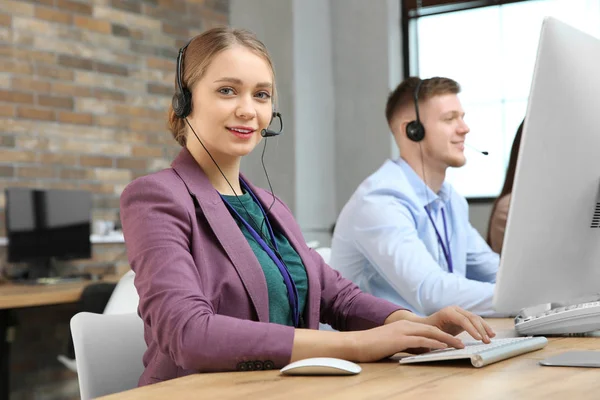 Technischer Support Operator arbeitet mit Kollegen im Büro — Stockfoto