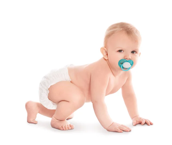 Lindo bebé arrastrándose sobre fondo blanco — Foto de Stock