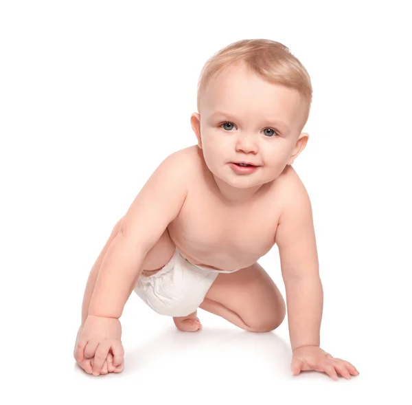 Lindo bebé arrastrándose sobre fondo blanco — Foto de Stock