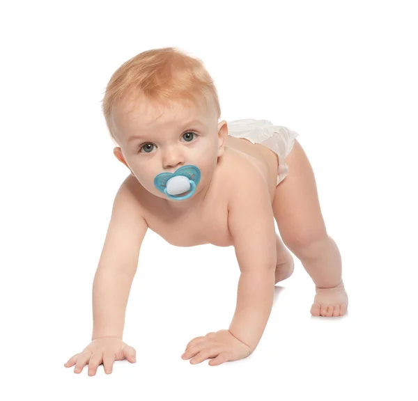 흰색 배경에서 크롤 링 하는 귀여운 작은 아기 — 스톡 사진