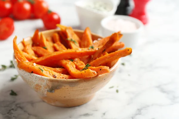 Kom met zoete aardappel frietjes op marmeren tafel, ruimte voor tekst — Stockfoto