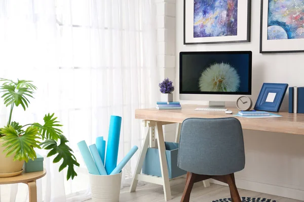 Intérieur de travail moderne avec ordinateur sur la table — Photo