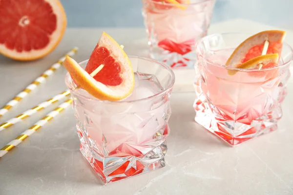 Verres avec de savoureux cocktails de pamplemousse sur la table — Photo