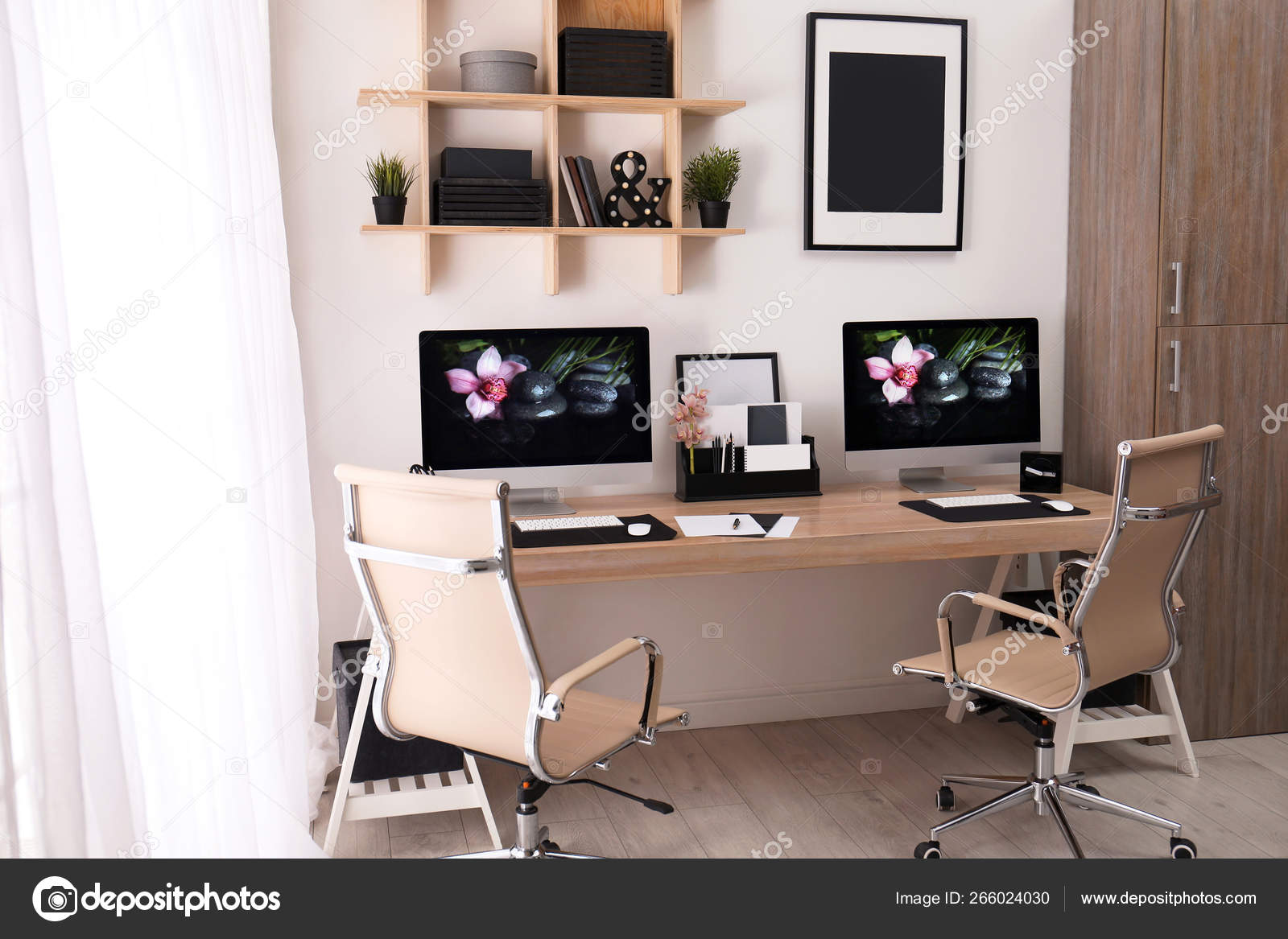 Local de trabalho moderno com grande secretária e computadores no quarto.  Interior elegante fotos, imagens de © NewAfrica #266024030