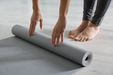 Yoga mat katta kapalı, closeup haddeleme kadın