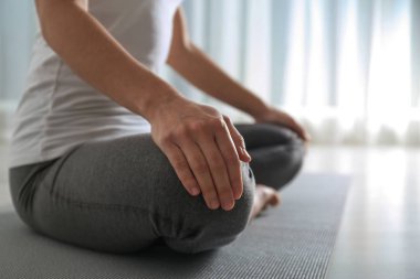 İçerde yoga yapan bir kadın, yakın plan. Metin için boşluk