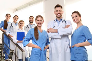 Klinikte bir grup tıp doktoru. Birlik kavramı