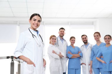 Klinikte meslektaşları olan genç bir tıp doktoru. Birlik kavramı